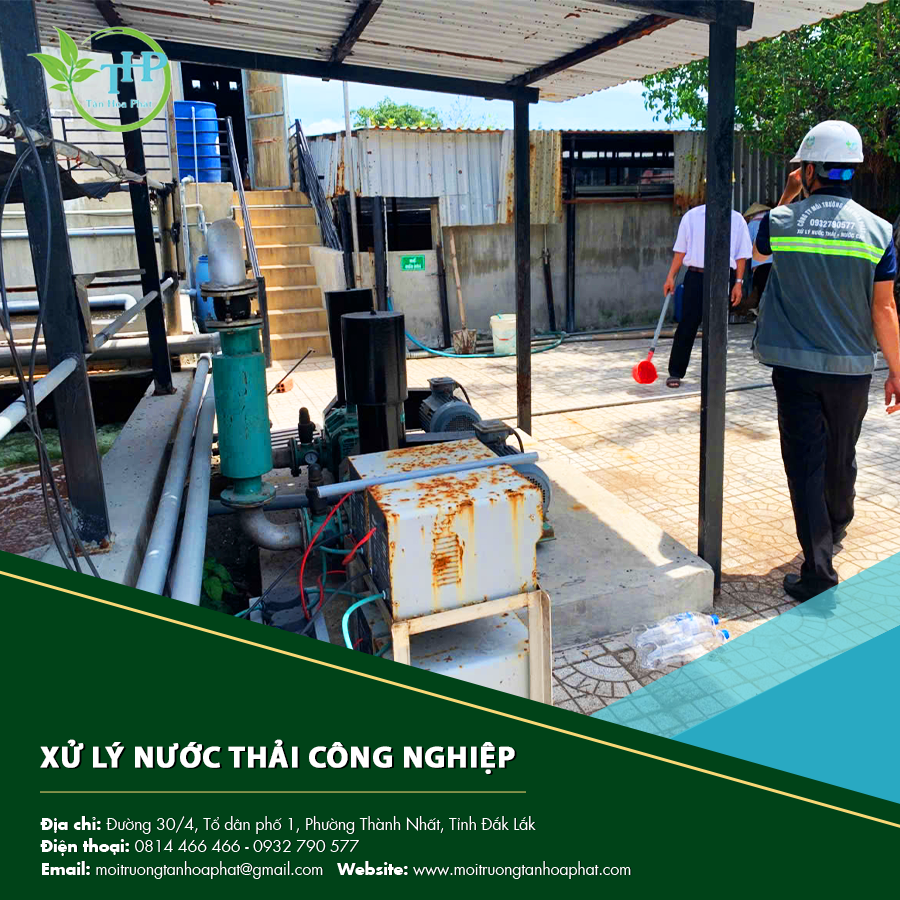 Công nhân vận hành xử lý nước thải công nghiệp.