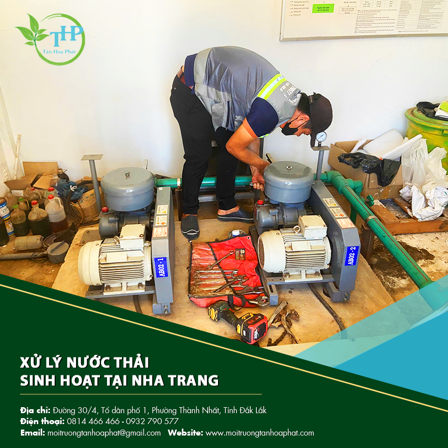 Nhân viên đang kiểm tra xử lý nước thải tại Nha Trang thi công hệ thống mới.