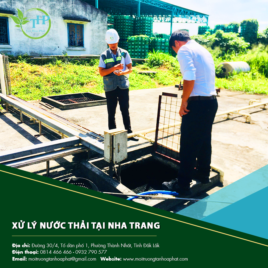 Kỹ sư đang kiểm tra xử lý nước thải tại Nha Trang.