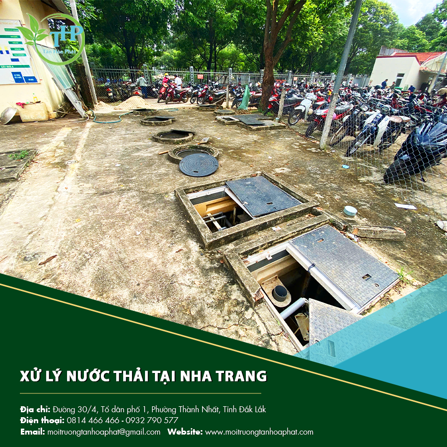 Công nhân xử lý nước thải tại Nha Trang.