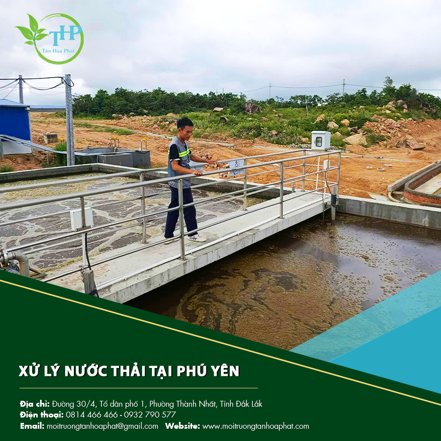 Kỹ sư đang kiểm tra bể lắng trong quá trình xử lý nước thải tại Phú Yên nhằm đảm bảo tiêu chuẩn môi trường.