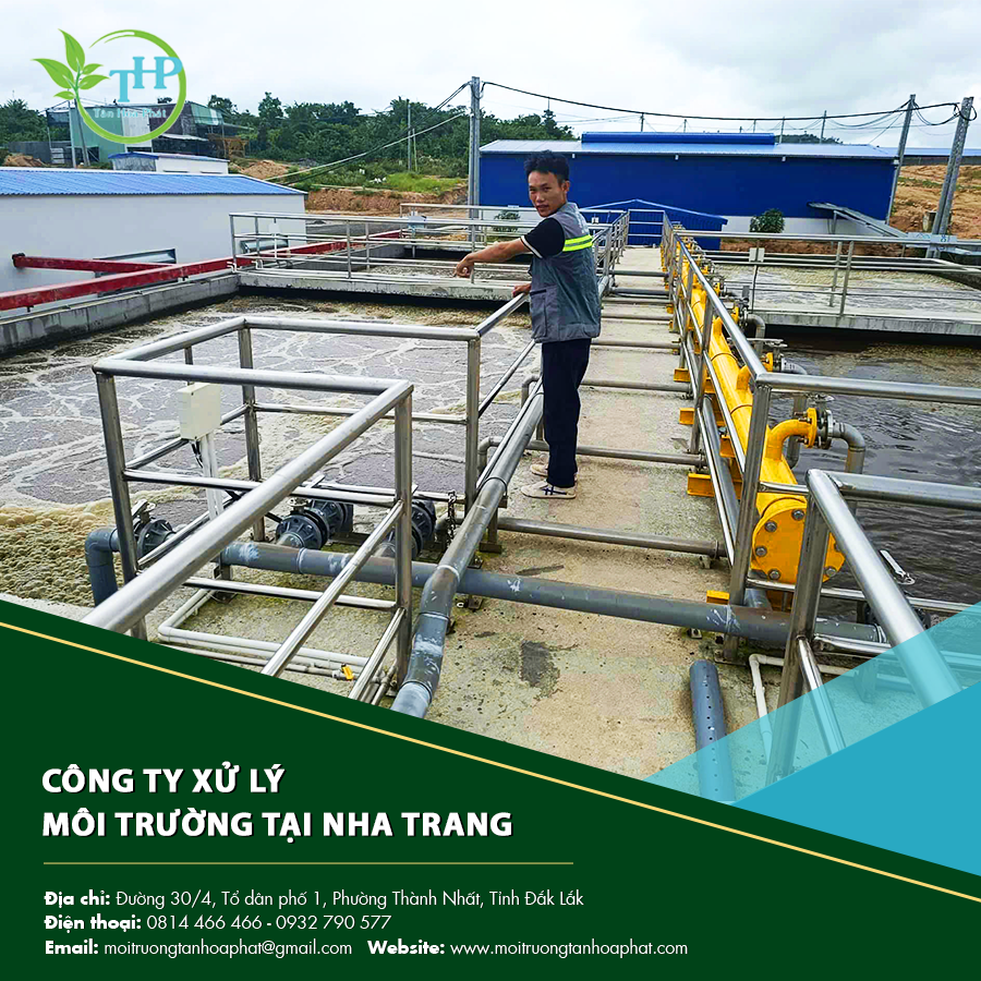 "Nhân viên công ty xử lý môi trường tại Nha Trang đang giám sát"