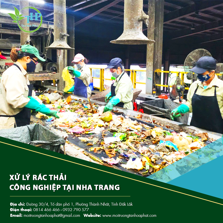 "Nhân viên phân loại rác quá trình xử lý rác thải công nghiệp tại Nha Trang."